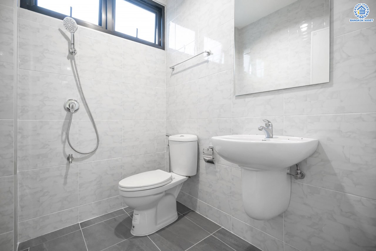 บ้านมือสองตกแต่งใหม่ ตกแต่งสไตล์ Nordic โครงการ กฤษดานคร18 บรมราชชนนี-พุทธมณฑลสาย3  เนื้อที่ 60 ตร.ว. บนพื้นที่ใช้สอยมากถึง 322 ตร.ม. อีกระดับของฟังก์ชัน 3 ห้องนอน 3 ห้องน้ำ 1 ห้องอเนกประสงค์ จอดรถได้ 3 คัน บรรยากาศสุด Private บนทำเลศักยภาพเชื่อมต่อหลายเส้นทาง ใกล้เซ็นทรัลปิ่นเกล้า ม.มหิดล และทางด่วน "ศรีรัช"